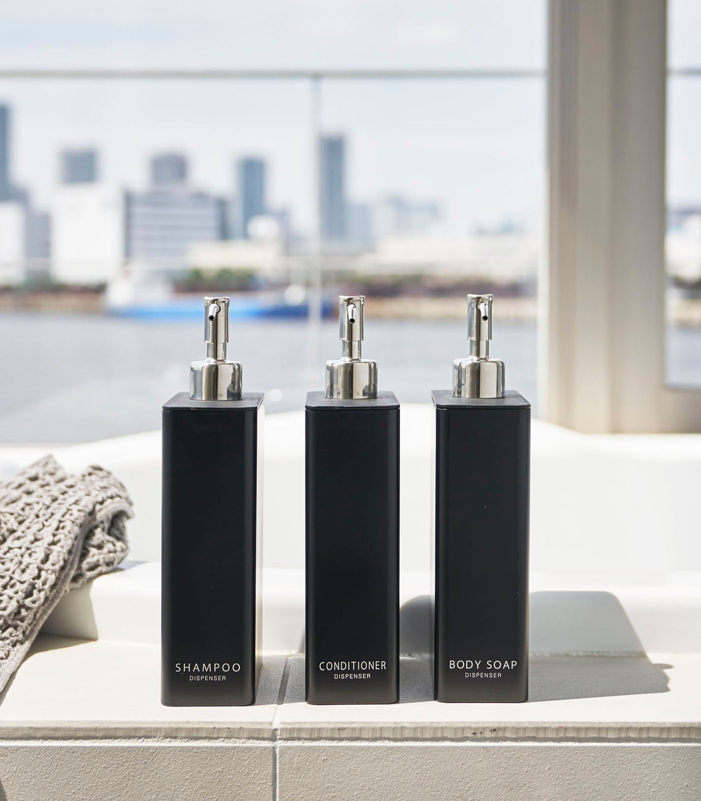 Spender Set aus Kunststoff mit Metallpumpe