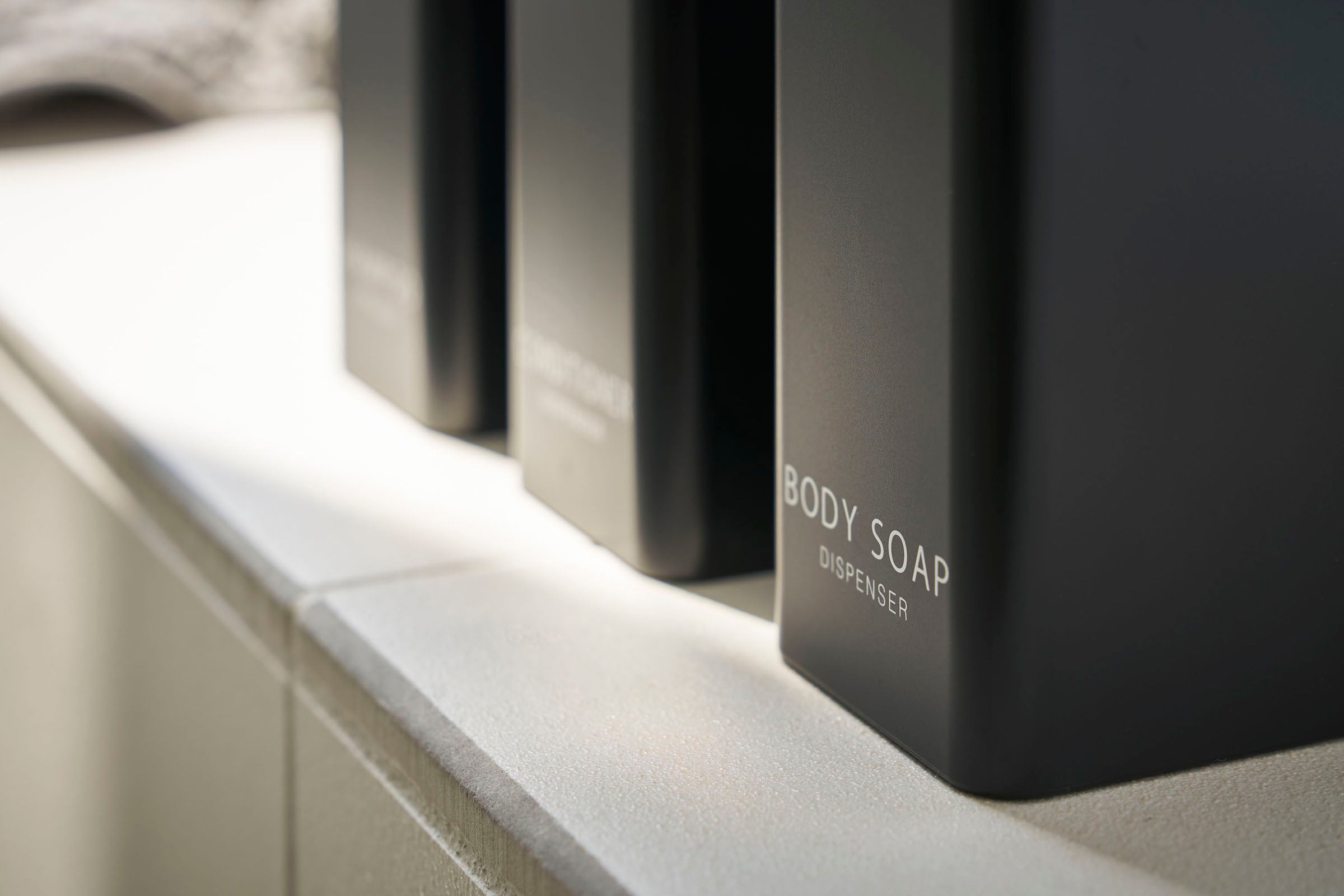 Spender Set aus Kunststoff mit Metallpumpe