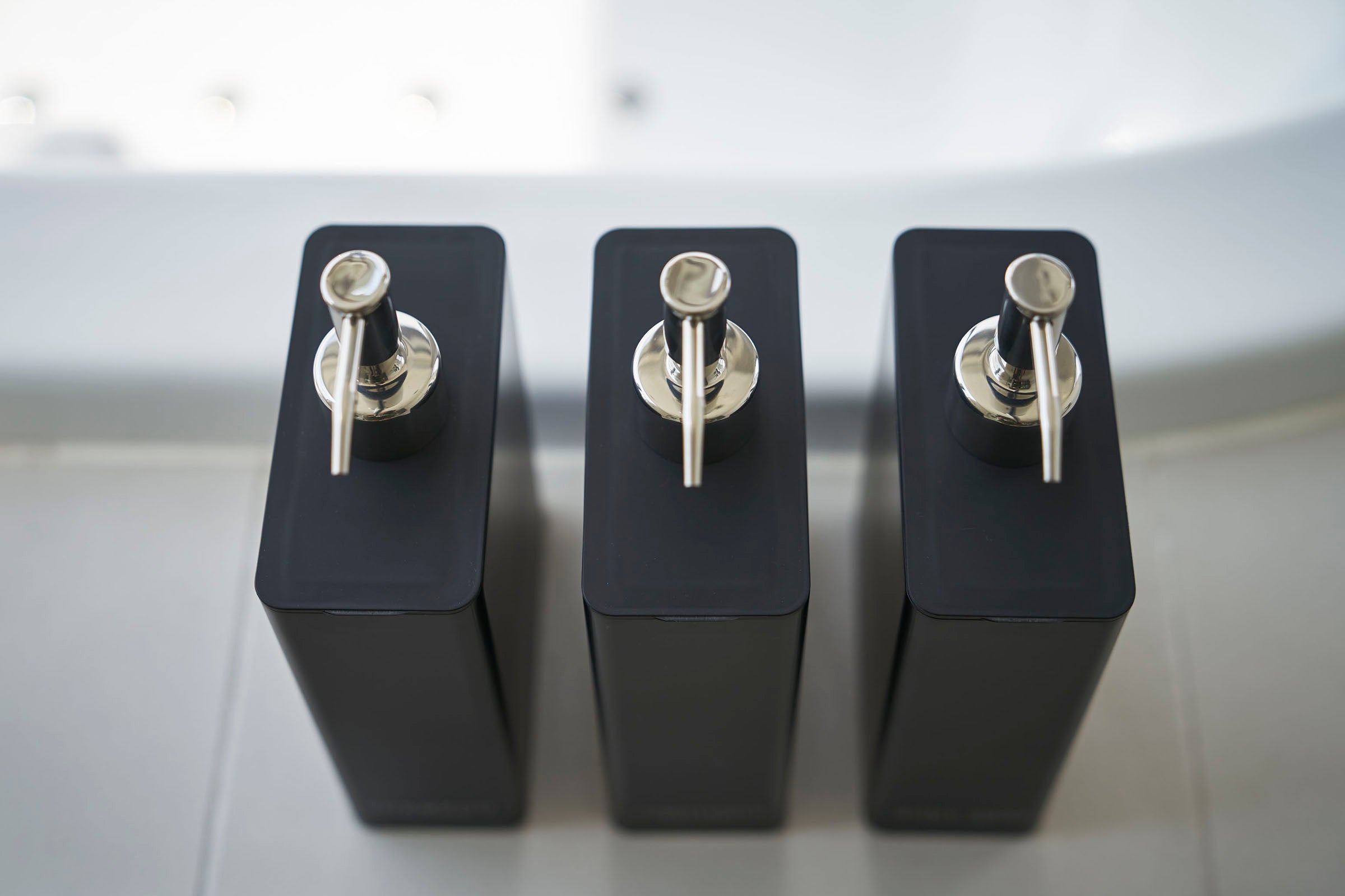 Spender Set aus Kunststoff mit Metallpumpe