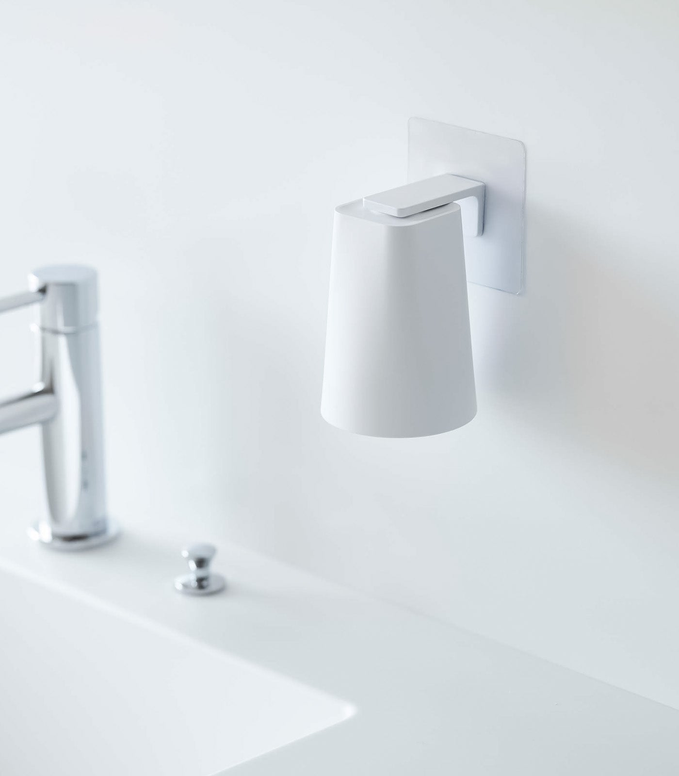 Wand-Seifenspender mit Nachfüllöffnung