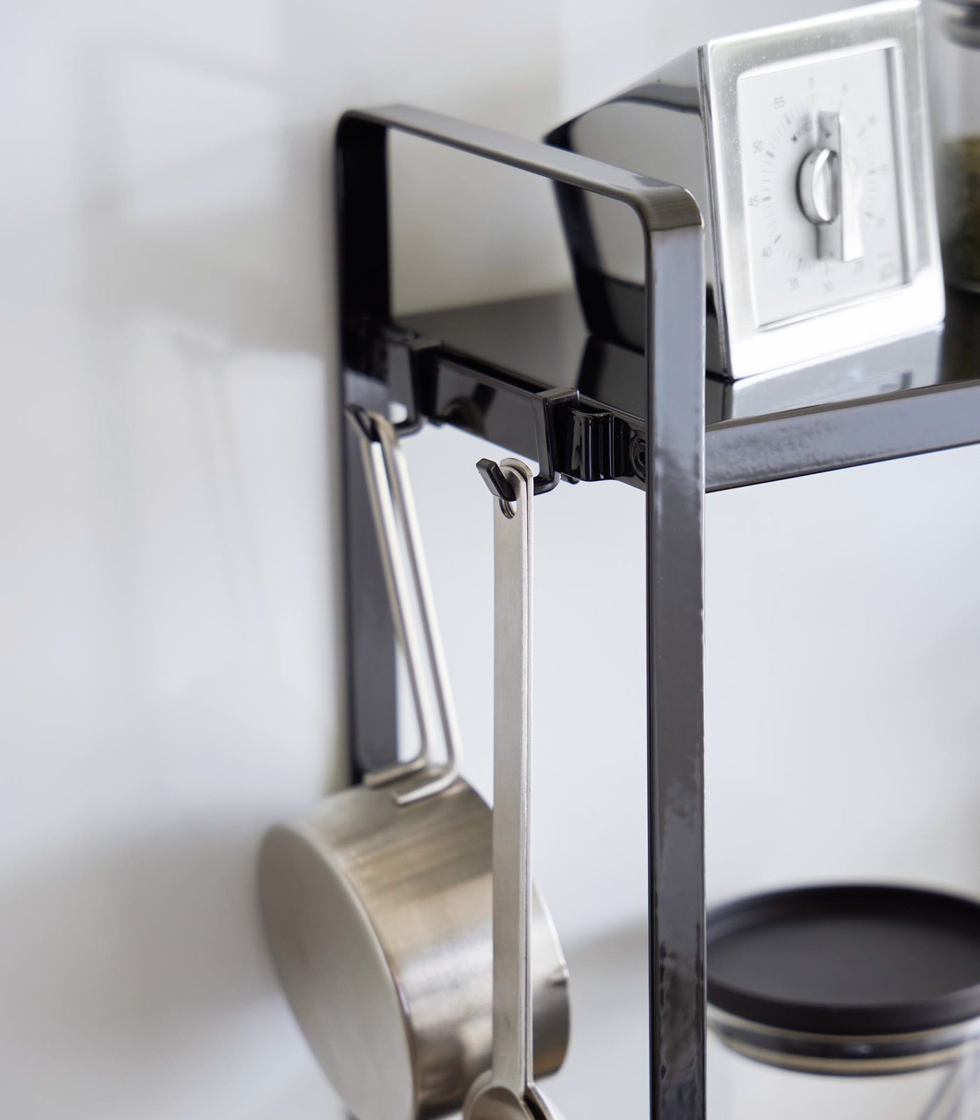 Metallregal mit zwei Ebenen und Haken